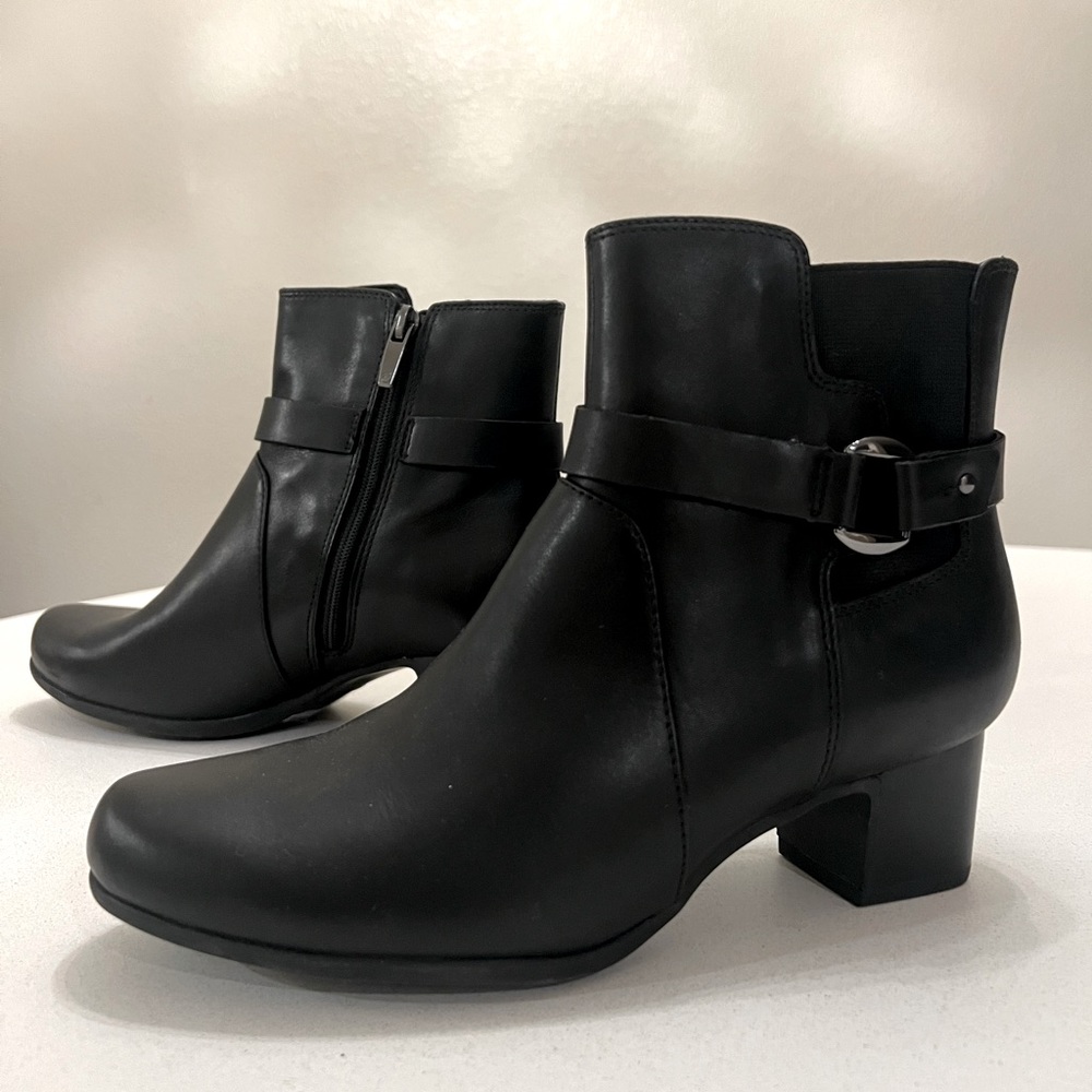 Clarks Women's Un Damson Black Leather Mid Ankle Boots sz 7 excellent